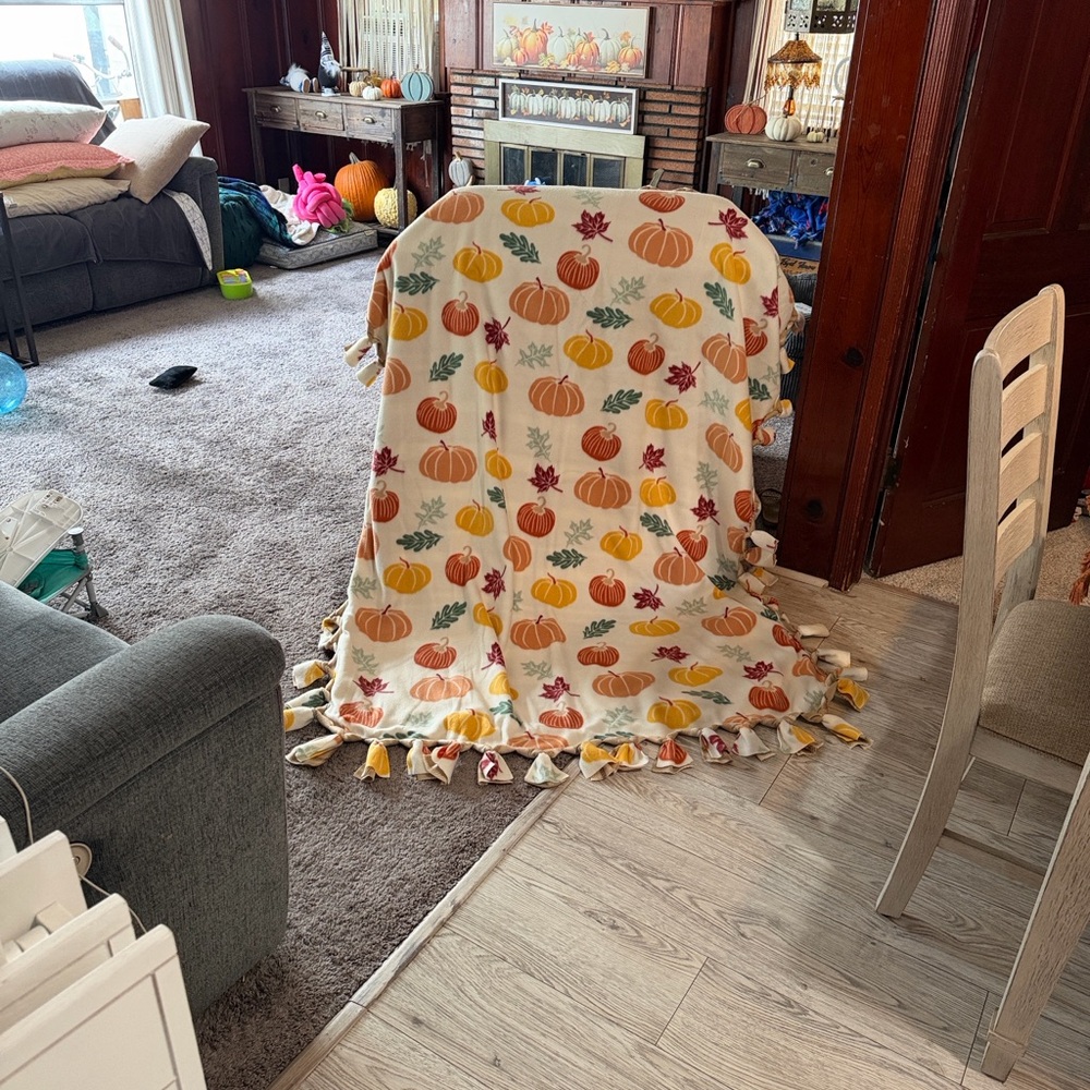 Autumn Pumpkin and fall leaves Pattern Throw Blanket